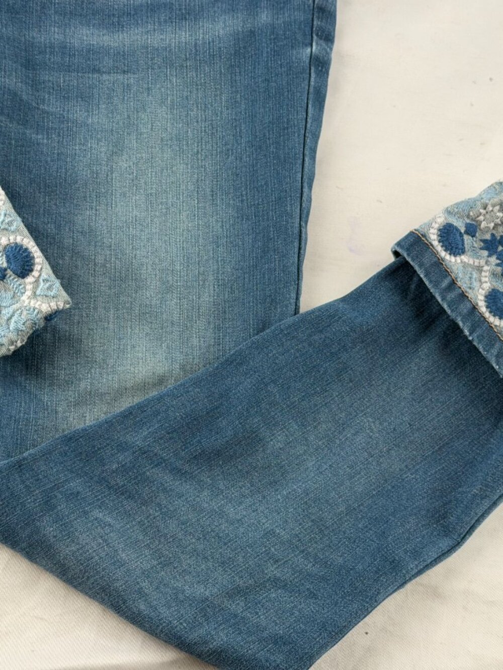 White House Black Market The Skinny Crop Jeans Embroidered Cuffs Size 6 - Picture 4 of 8